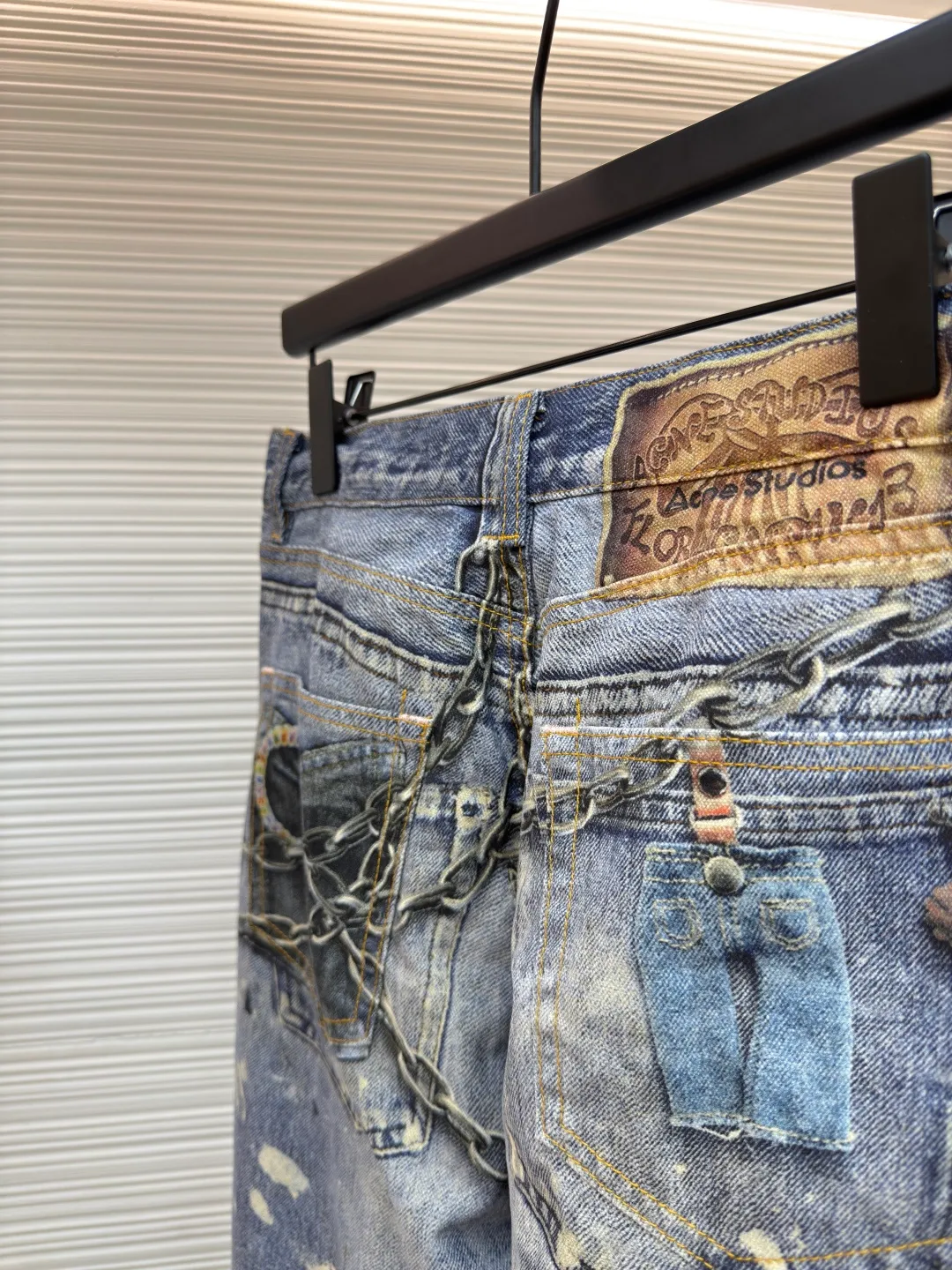Acne Studios 3D printed denim trousers ●Authentic product: Purchased and developed by 5739 ●Item number: 1680158-A75 ●Material: denim ●Technology: Printing ●Version: fitted version ●Weight: 595 grams ●Size: 44-46-48-50-52 ●Description: Customized denim fabric is used, and a 3D cold transfer printing process is adopted to ensure that the denim fabric has the same texture and feel as traditional denim. 3D printing technology is used to restore the original color saturation and accurately control the thickness and texture of the denim fabric. An advanced 3D printer is used to print the denim fabric layer by layer until the entire component is completed. Each piece is separated efficiently and accurately through computer typesetting and laser cutting. After ironing, cutting, sewing and other processes, the components are assembled into a complete denim item, the same style for men and women!